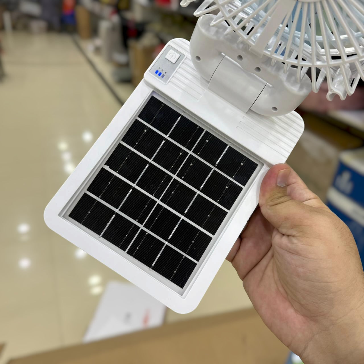 Foldable Solar Rechargeable 
Fan 666