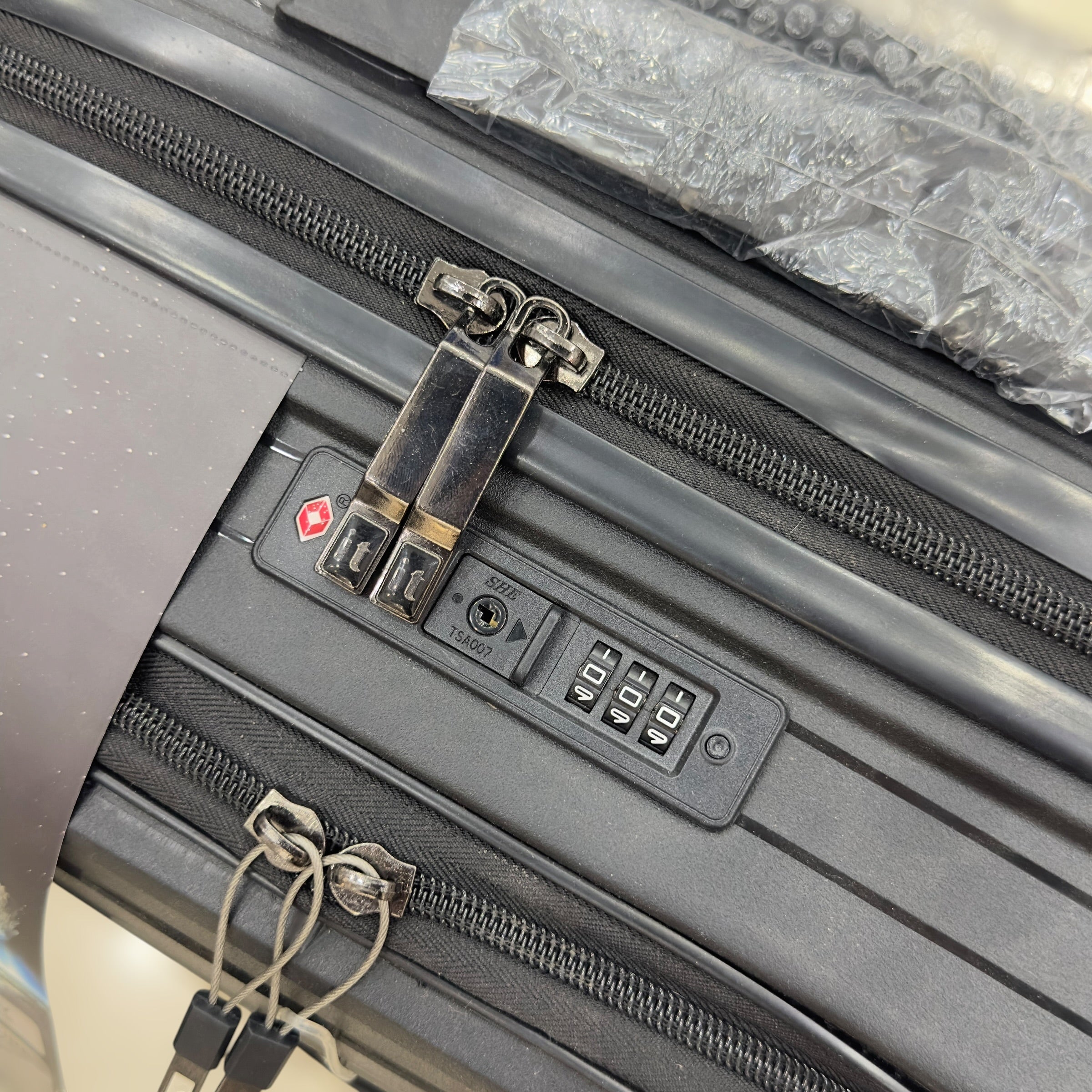 IT UK SOLIDITE Expendable Luggage Set