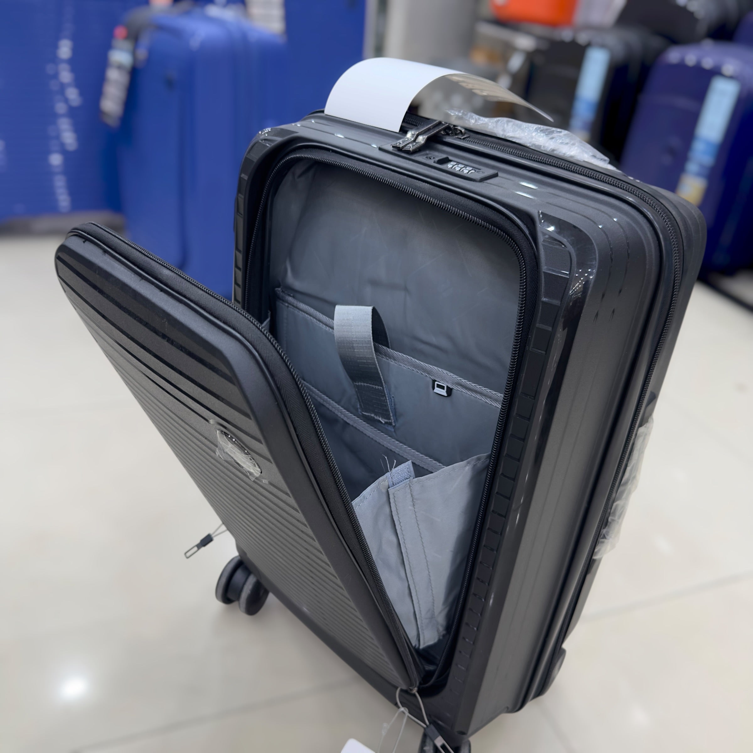 IT UK SOLIDITE Expendable Luggage Set